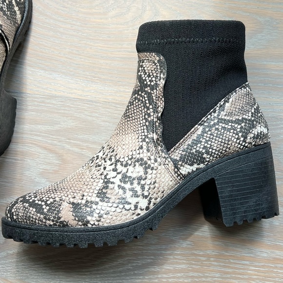 Qupid snakeskin block heel boot size - 10 - Picture 3 of 12